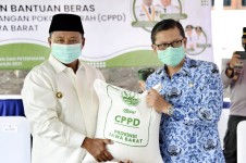 Wagub Jabar Serahkan 159 Ton Beras untuk Korban Banjir Subang, Pakai Cadangan Pangan Provinsi