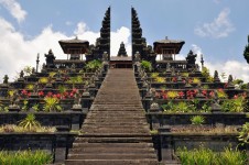Keindahan Pura Besakih, Pura Terbesar di Indonesia yang Terletak di Bali