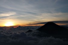 Kisah Mistis Pasar Setan di Kaki Gunung Lawu