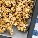 Membuat Cemilan Popcorn Caramel dengan Mudah
