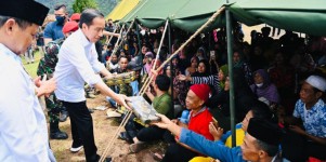 Presiden Berikan Bantuan Kepada Para Pengungsi Terdampak Gempa Bumi di Cianjur