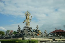 Menganal Patung Titi Banda Bali yang Megah 