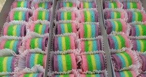 Membuat Rainbow Cake Gulung yang Mengunggah Selera