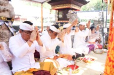 Pemkot Denpasar Ngaturang Bhakti Pujawali di Pura Dalem Sakenan