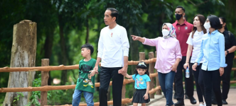 Presiden Jokowi Ajak Cucu Kunjungi Solo Safari 
