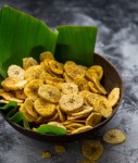 Membuat Keripik Pisang Manis untuk Cemilan