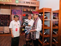 Presiden Beli Sepatu Khas Tenun Bali dengan Model Kets