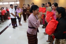 Ratusan Pake Sembako Telah Diserahkan Oleh Ny. Anatari Jaya Negara