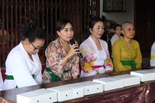 Upaya Menigkatkan Pemahaman Makna Upakara, Ny. Ayu Kristi Buka Pelatihan Membuat Banten di Banjar