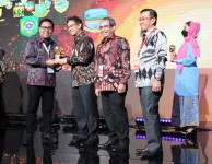Wakil Presiden RI Berikan Penghargaan UHC Capai 99,76 Persen Kepada Pemkot Denpasar