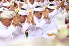 Pemkot Denpasar Melaksanakan Bhakti Penganyar Serangkaian Karya Pujawali Ngusaba Kedasa di Pura Ulun Danu Batur