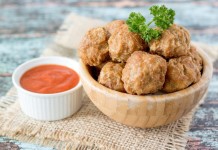 Membuat Bakso Goreng dengan Cocolan Saus Bikin Ketagihan