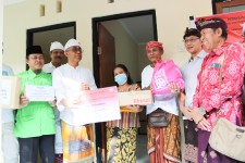 Tuntas Dikerjakan, Walikota Jaya Negara Serahkan Bantuan Bedah Rumah di Banjar Bukit Buwung Kesiman Petilan.