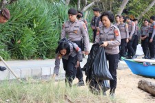 Polres Buleleng Adakan Bersih Bersih dengan Masyarakat