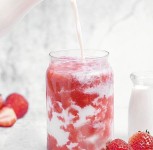 Stawberry Yakult Minuman Seger di Siang Hari