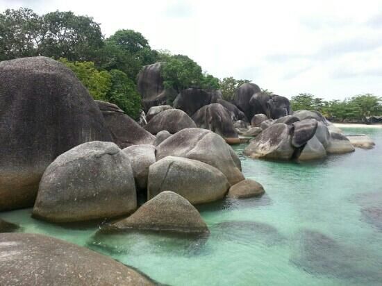 Destinasi Wisata Pantai Tanjung Tinggi Belitung, Pantai Estetis dengan Batu Granit Raksasa