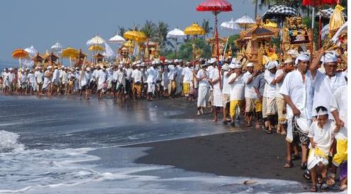 Mengulik Tradisi Unik Melasti di Pulau Bali