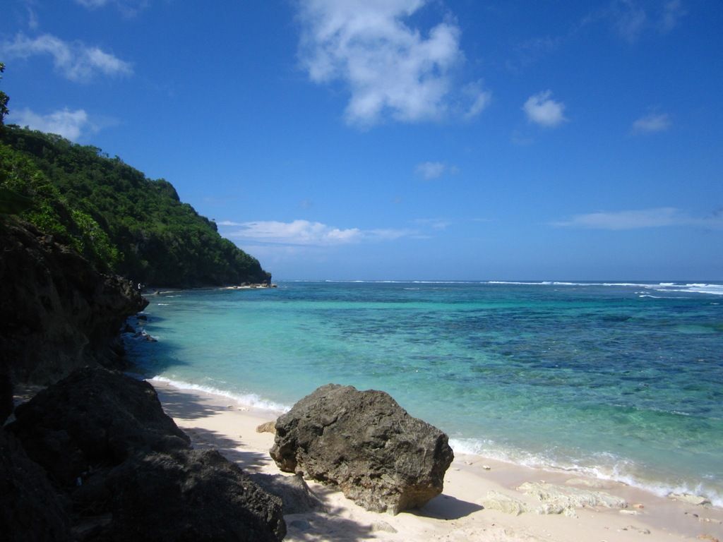 Pantai Green Bowl, Wisata dengan Kolam Berwarna Hijau di Pulau Bali