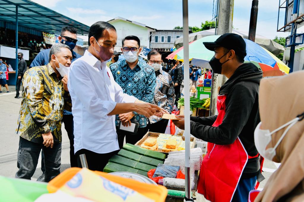 Kunjungan Kerja, Jokowi Sambangi Para Pedagang Pasar