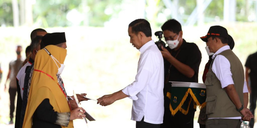Presiden Serahkan Dana Stimulan Bagi Warga Terdampak Gempabumi M 5.6 Cianjur Jawa Barat