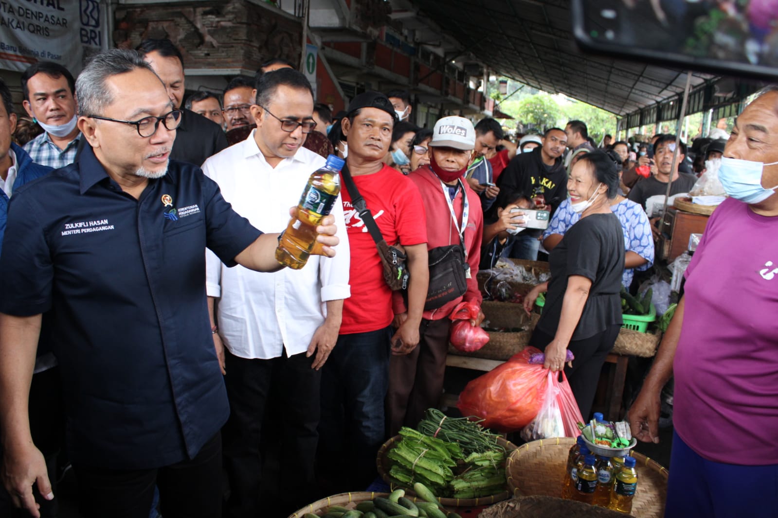 Zulkifli Hasan di Dampingi Wali Kota Bali Melaksanakan Kunjungan Kerja di Pasar Kereneng