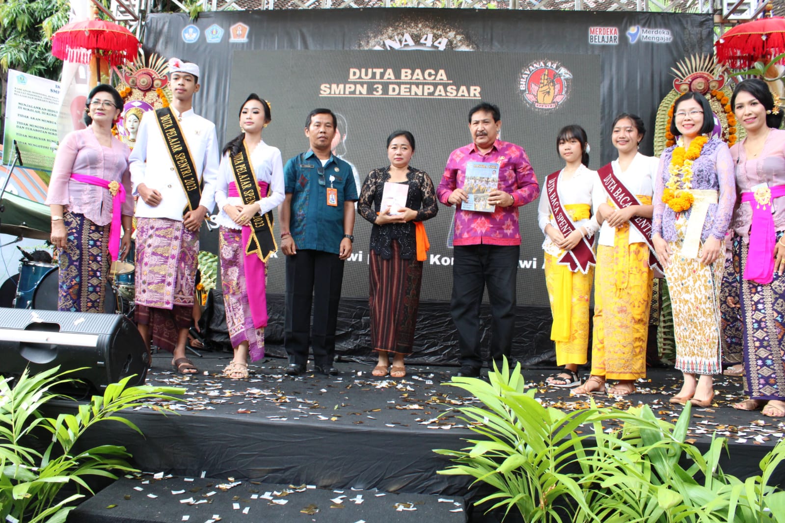 Ny. Sagung Antari Jaya Negara Kukuhkan Duta Baca Spentri Pada Perayaan HUT ke 44 SMPN 3 Denpasar
