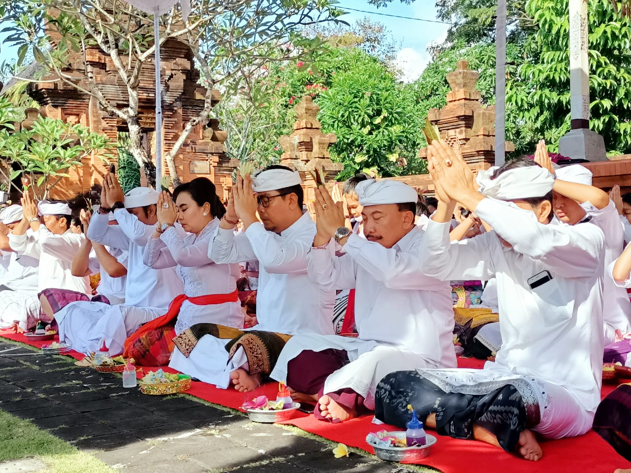 Peringati Hari Tumpek Landep Pemkot Denpasar Gelar Persembahyangan Bersama di Pura Agung Loka Natha Denpasar